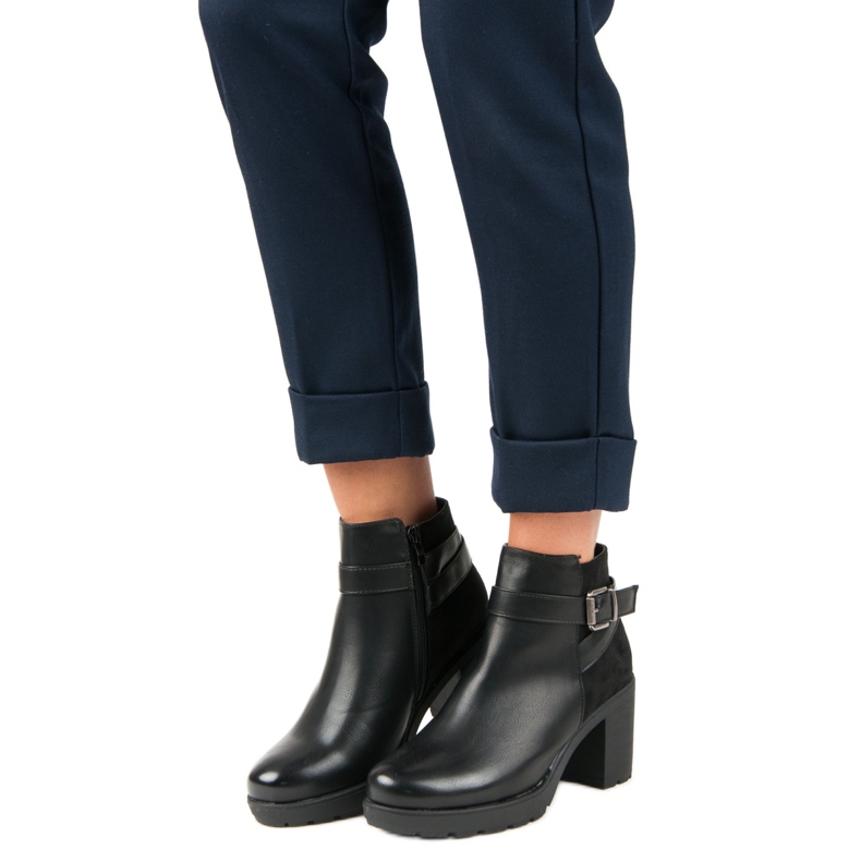 Anesia Paris Botines negros en un poste 1