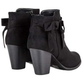 SDS Botines negros en el poste 5