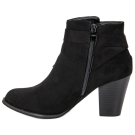 SDS Botines negros en el poste 3