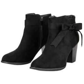SDS Botines negros en el poste 4