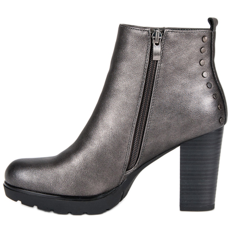 Filippo Botas de grafito en el poste gris 1