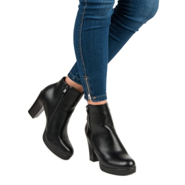 Botas clásicas en el puesto de vinceza negro 2