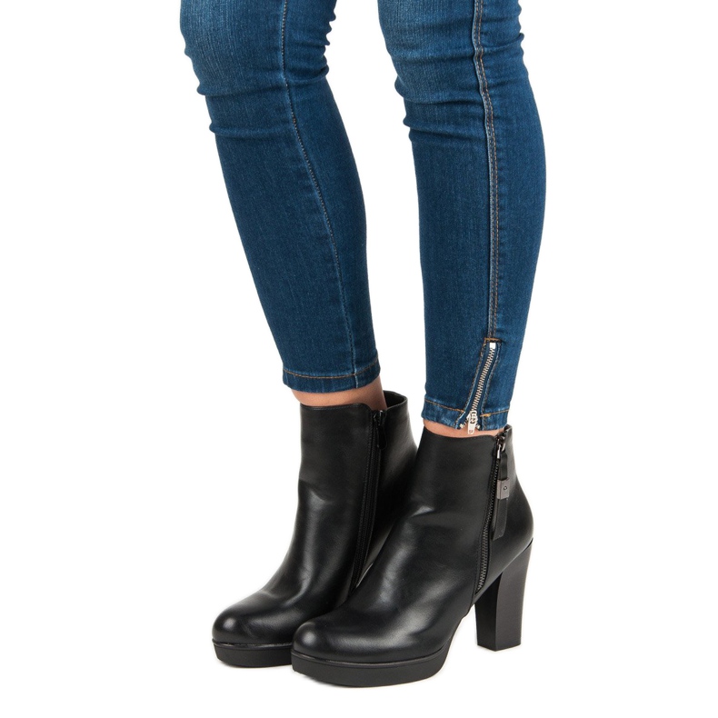 Botas clásicas en el puesto de vinceza negro 1