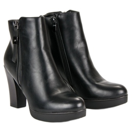 Botas clásicas en el puesto de vinceza negro 6