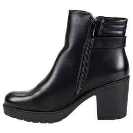 Seastar Botas en un poste negro 1 Seastar Botas en un poste negro 1