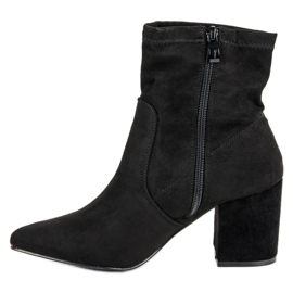 Small Swan Botas elegantes en un poste negro 1 Small Swan Botas elegantes en un poste negro 1