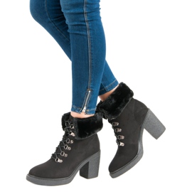 Juliet Botas atadas en el poste negro 5