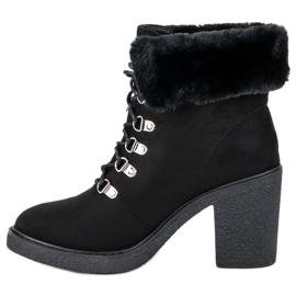 Juliet Botas atadas en el poste negro 1