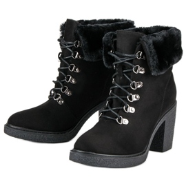 Juliet Botas atadas en el poste negro 2