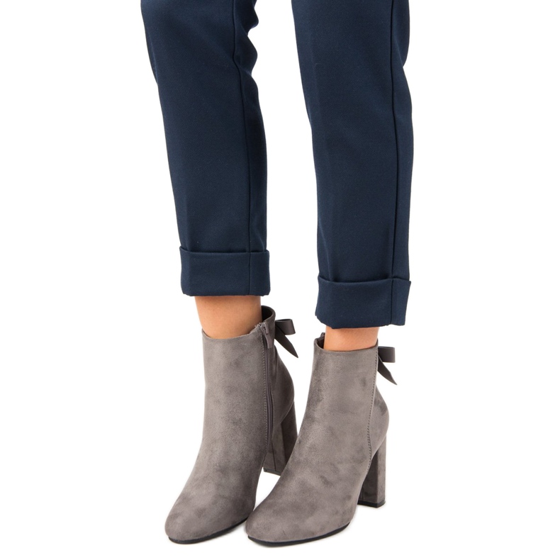 Ideal Shoes Botas grises con estilo 2