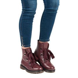 Kayla Trabajadores con cordones rojo 7