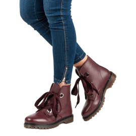 Kayla Trabajadores con cordones rojo 1 Kayla Trabajadores con cordones rojo 1