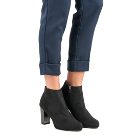 Botas elegantes en un poste negro 6