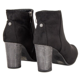 Botas elegantes en un poste negro 4