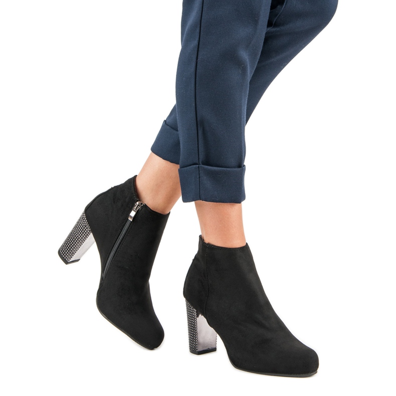 Botas elegantes en un poste negro 1