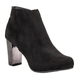 Botas elegantes en un poste negro 2 Botas elegantes en un poste negro 2