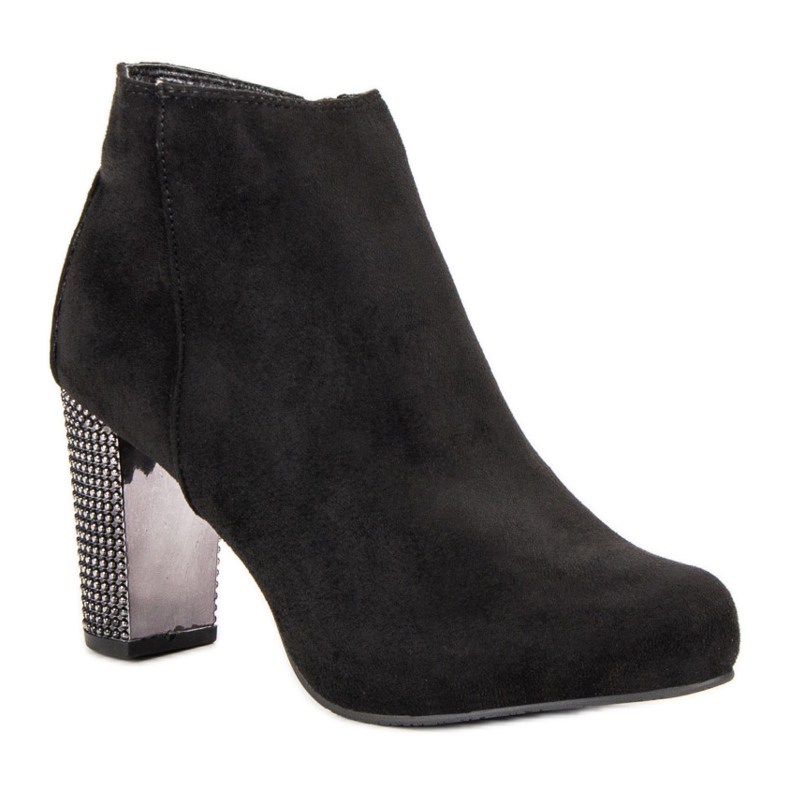 Botas elegantes en un poste negro 2