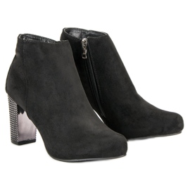 Botas elegantes en un poste negro 5