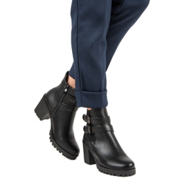 Filippo Botas casuales en un poste negro 1