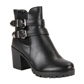 Filippo Botas casuales en un poste negro 2