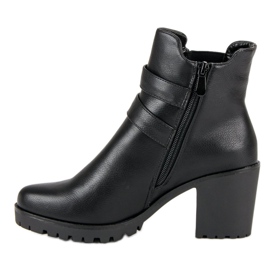 Filippo Botas casuales en un poste negro 3