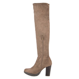 Cm Paris Mosqueteros de ante en un pilar beige 1