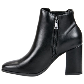 Kylie Botas elegantes en un poste negro 1