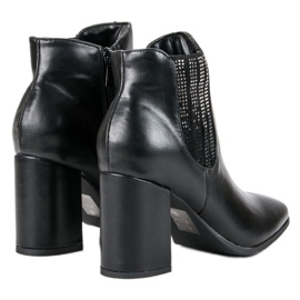 Kylie Botas elegantes en un poste negro 3