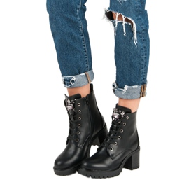 Kylie Botas atadas en el poste negro 2