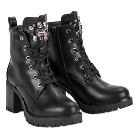 Kylie Botas atadas en el poste negro 1