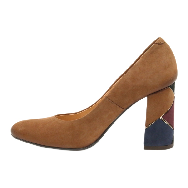 Espinto bombas formales de bombas rojas en un poste decorativo marrón 2