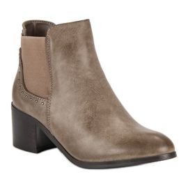 Botas en un poste marrón 1 Botas en un poste marrón 1