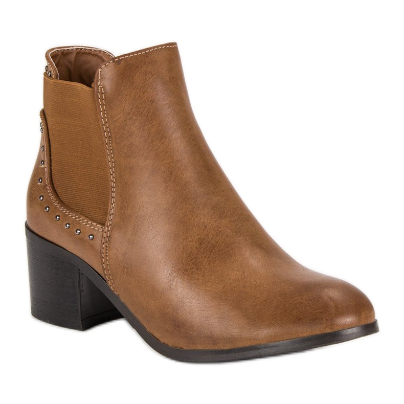 Botas en un poste marrón 1 Botas en un poste marrón 1