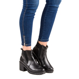 Botines chelsea negros en una barra 1