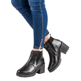 Botines chelsea negros en una barra 2