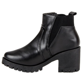 Botines chelsea negros en una barra 4
