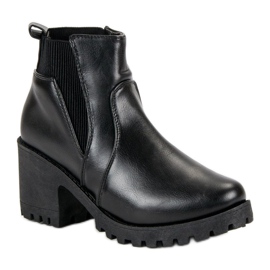 Botines chelsea negros en una barra 3