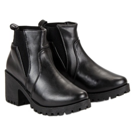 Botines chelsea negros en una barra 6