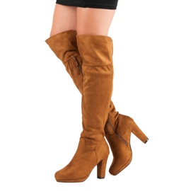 Botas de gamuza en un pilar marrón 2