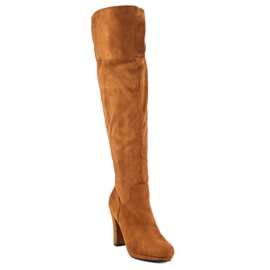 Botas de gamuza en un pilar marrón 3