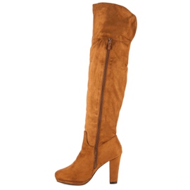 Botas de gamuza en un pilar marrón 4