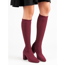 Botas caladas en un poste rojo 2