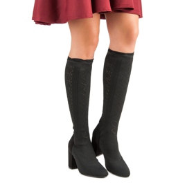 Botas caladas en un poste negro 2 Botas caladas en un poste negro 2