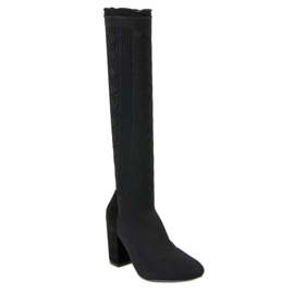 Botas caladas en un poste negro 4