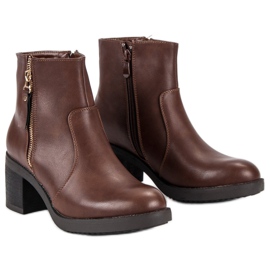 Botas clásicas en el poste marrón 3