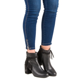 Nio Nio Botines negros en un poste 1 Nio Nio Botines negros en un poste 1