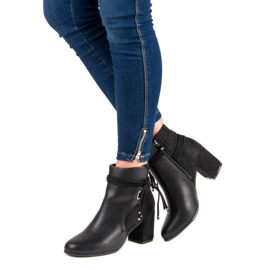 Nio Nio Botines negros en un poste 2 Nio Nio Botines negros en un poste 2