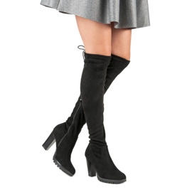 Cm Paris Mosqueteros de ante en un pilar negro 1