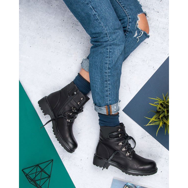 Janessa Trabajadores con cordones negros 1