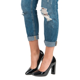 Bombas Lacadas Sobre Un Pilar negro 1 Bombas Lacadas Sobre Un Pilar negro 1